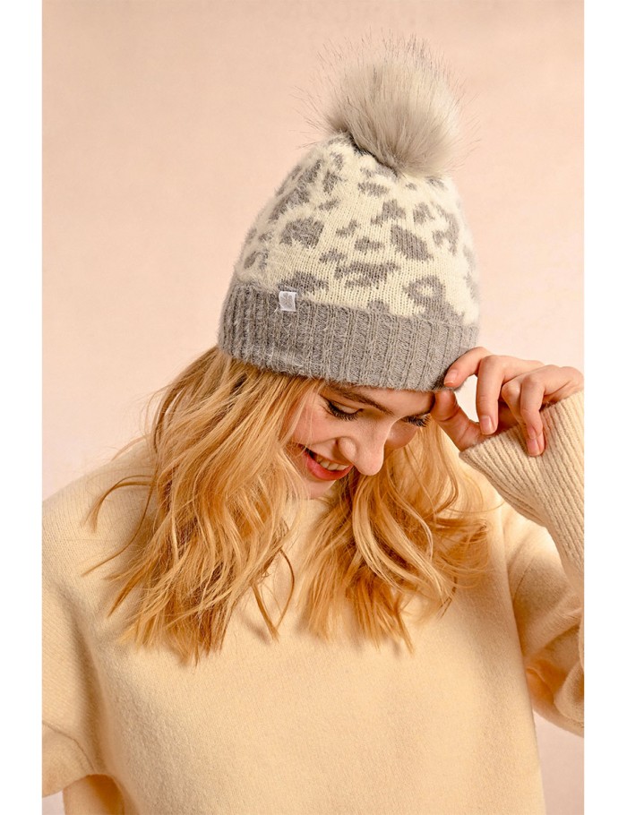 Gorro con pompón y estampado