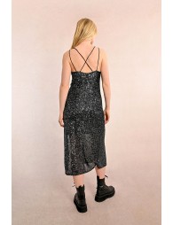 Fine robe à bretelles en sequins