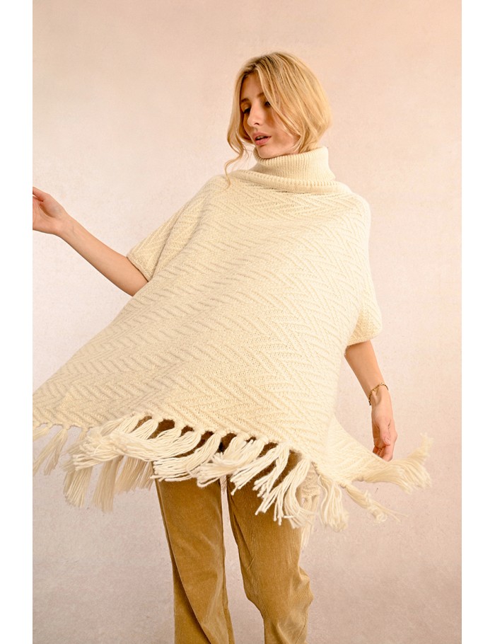 Poncho à col roulé et pompoms