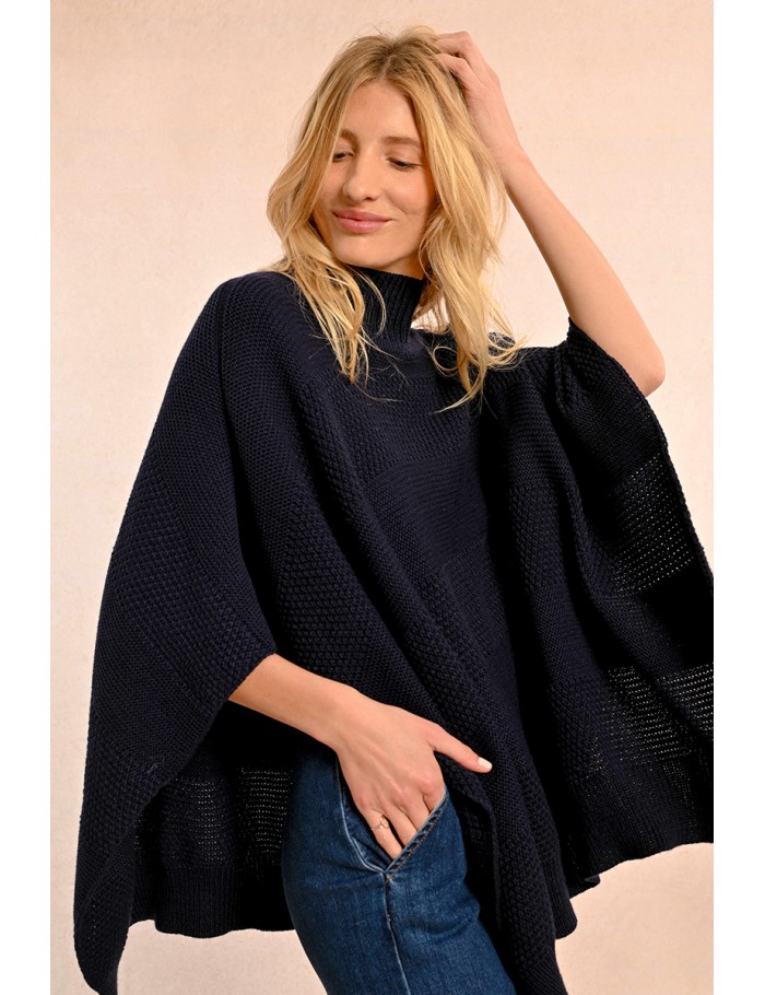 Poncho asimétrico con cuello alto