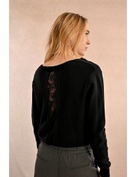 V-neck sweater and lace on the back