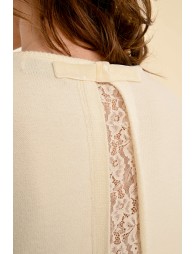 V-neck sweater and lace on the back