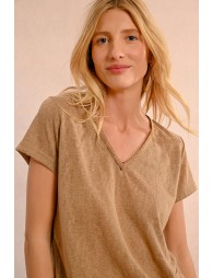 T-shirt with an iridescent V-neckline