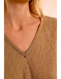 T-shirt with an iridescent V-neckline