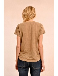 T-shirt with an iridescent V-neckline