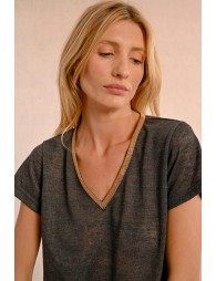 T-shirt with an iridescent V-neckline