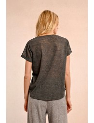 T-shirt with an iridescent V-neckline