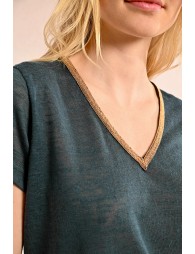 T-shirt with an iridescent V-neckline