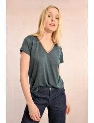 T-shirt with an iridescent V-neckline