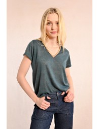 T-shirt with an iridescent V-neckline