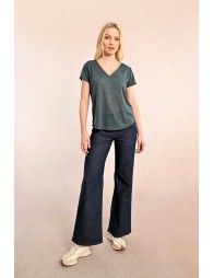 T-shirt with an iridescent V-neckline