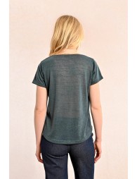 T-shirt with an iridescent V-neckline