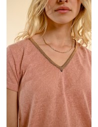 T-shirt with an iridescent V-neckline