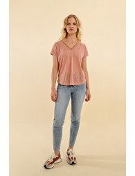 T-shirt with an iridescent V-neckline