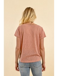 T-shirt with an iridescent V-neckline