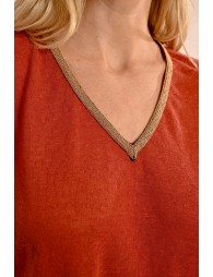 T-shirt with an iridescent V-neckline