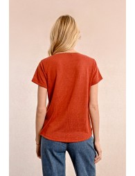 T-shirt with an iridescent V-neckline