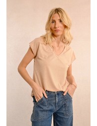 V-neck t-shirt