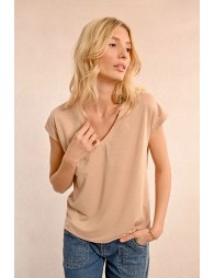 V-neck t-shirt