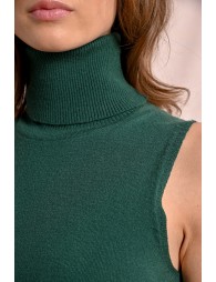 Sleeveless turtleneck sweater