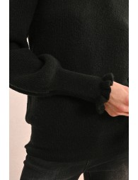 Oversized sweater with ruffled cuffs