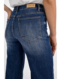 High-waisted wide-leg jeans