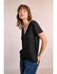 T-shirt with an iridescent V-neckline