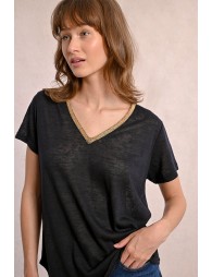 T-shirt with an iridescent V-neckline