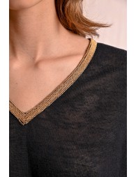 T-shirt with an iridescent V-neckline