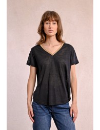 T-shirt with an iridescent V-neckline