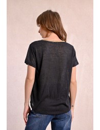 T-shirt with an iridescent V-neckline