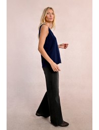 Top, iridescent neckline