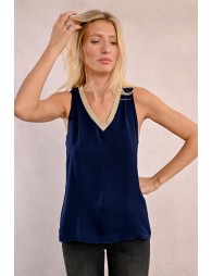 Top, iridescent neckline