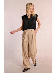 Pantalón largo con lazada y pliegues