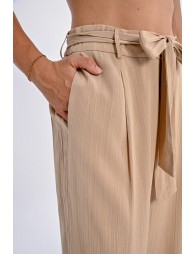 Pantalón largo con lazada y pliegues