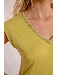 V-neck T-shirt, decorated with rhinestones