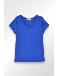 V-neck t-shirt