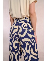 Pantalón tobillero con estampado y lazada