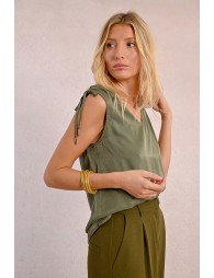 Tank top with knots to tie