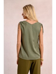 Tank top with knots to tie