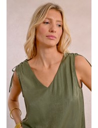 Tank top with knots to tie