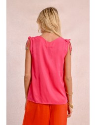 Tank top with knots to tie