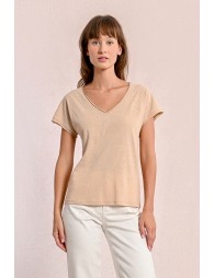 V-neck t-shirt