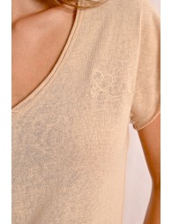 V-neck t-shirt