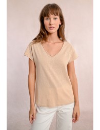 V-neck t-shirt