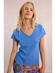 V-neck t-shirt