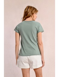 V-neck t-shirt