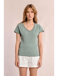 V-neck t-shirt