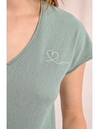 V-neck t-shirt