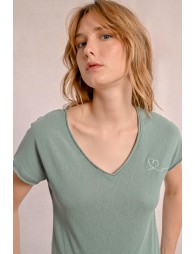 V-neck t-shirt